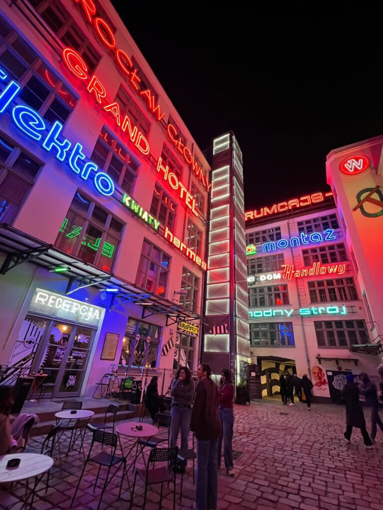 Klassiek neonstraatje in het centrum van Wroclaw.