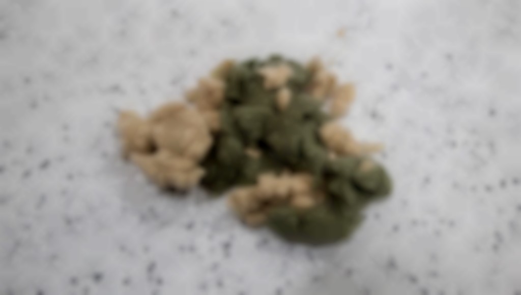 Gerecyclede katoenvezels met daaronder platen die weer zijn geperst van deze vezels.