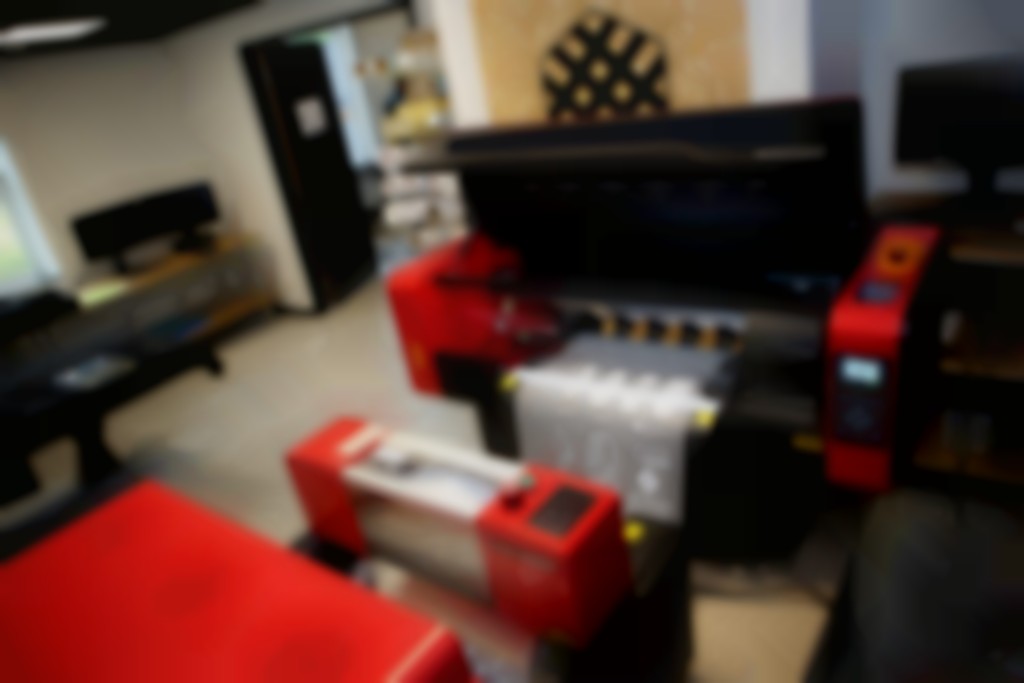 De DTF EVO45 die Transferpersshop.nl op de markt brengt, is 45 cm breed en heeft een poederunit met een geïntegreerde afzuiging.