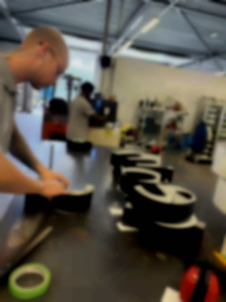 Peter Egberink van Europa Sign maakt lichtreclame in eigen huis, onder meer voor Pizzapunt.