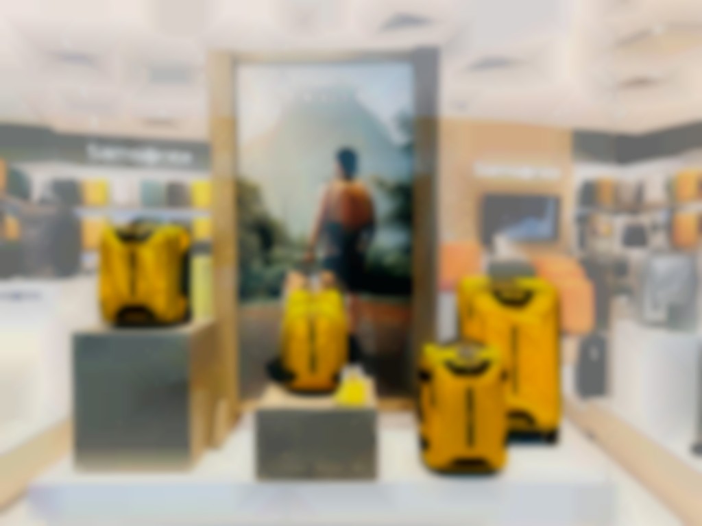 Permanente display in hout voor de Ecodiver-bagagelijn van Samsonite. De klant kan zelf het beeldmateriaal in de display aanpassen.