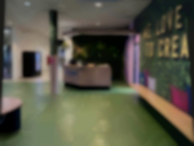 Ook de ontvangstbalie kreeg een nieuwe uitstraling, onder meer met Airtex behang.