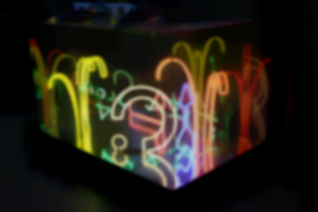 Een neontafel, een mooi voorbeeld van creatief materialiseren.