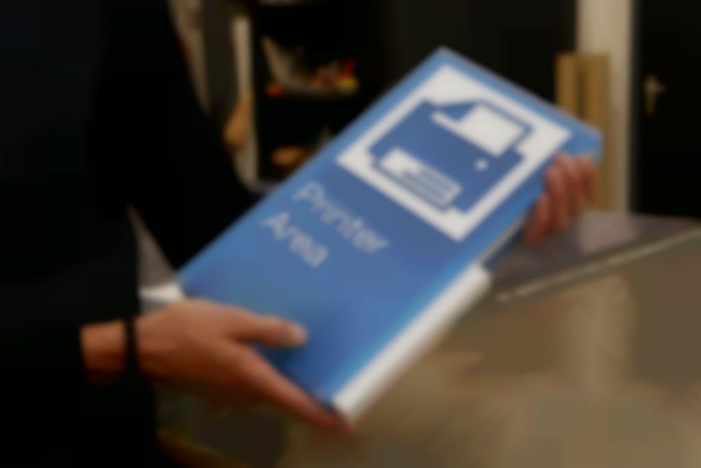 Een speciaal ontwikkelde serie bewegwijzering voor ASML, dat past bij het dna (manipuleren van licht op atomair niveau, de zogenoemde EUV-Lithografie) van het bedrijf: opaak acrylaat dat aan de achterkant blauw is geprint zodat bij doorvallend licht een diffuse uitstraling ontstaat. Strak in verstek verlijmd en afgewerkt met matte snijfolie die de informatie moet overbrengen.