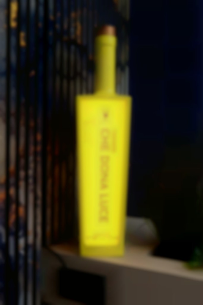 Een 3D-geprinte fles Limoncello met binnenverlichting.