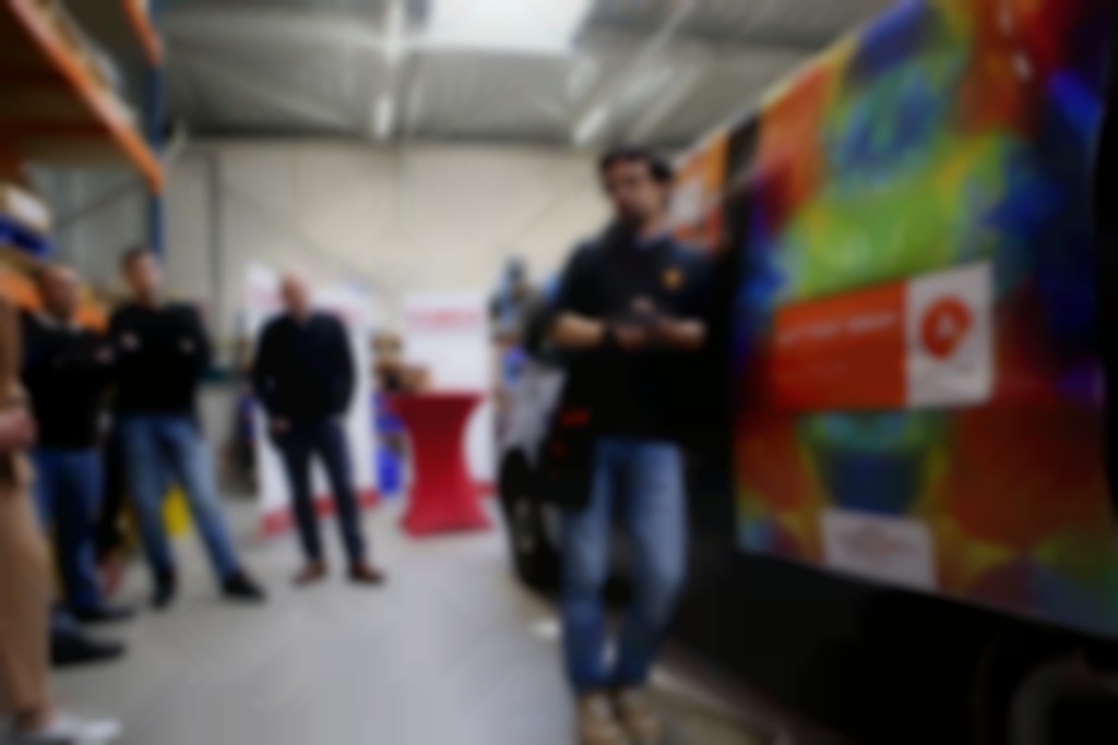 Maxime Jaffré, technisch specialist van Arlon, demonstreerde bij Dimix onder andere de verschillende tussen SLX en SLX+ castfolies.