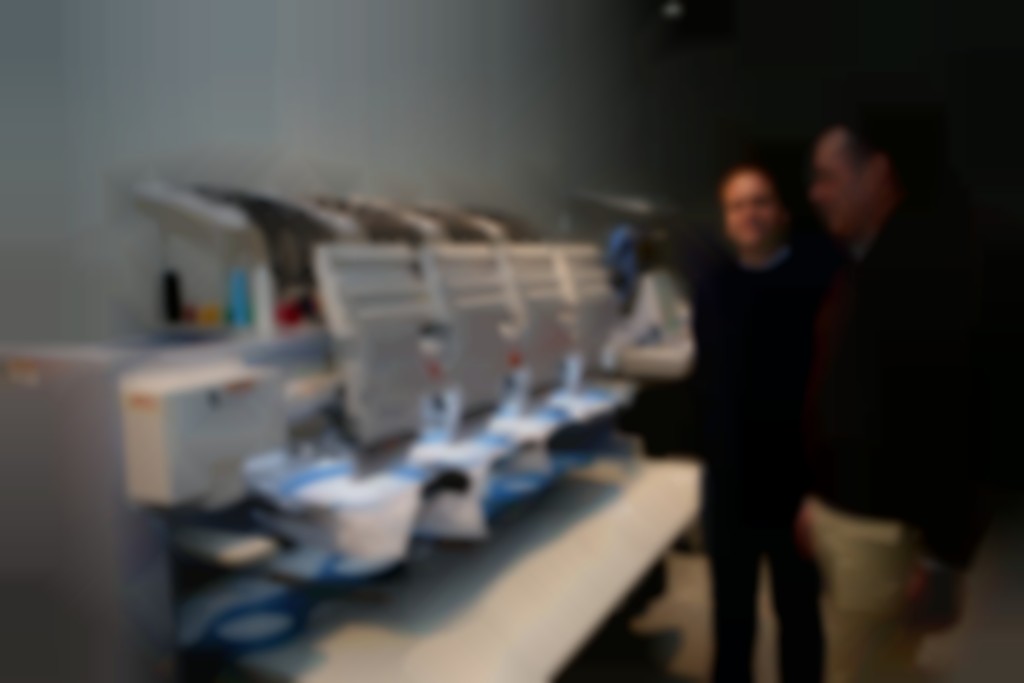 Frank van Veen, sales manager bij HDB & Liratex Solutions (links), samen met Hans van de Werff bij een Barudan borduurmachine die ook in de Microfactory is te bewonderen.