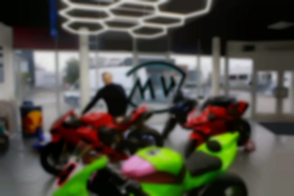 Marco Neggers in de vestiging van Keukenwrap.eu en Motorwrap.com.