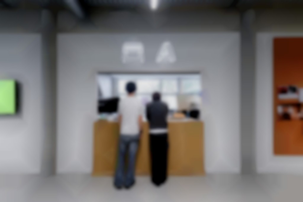 Negen verlichte signs zijn gemonteerd en aangesloten.