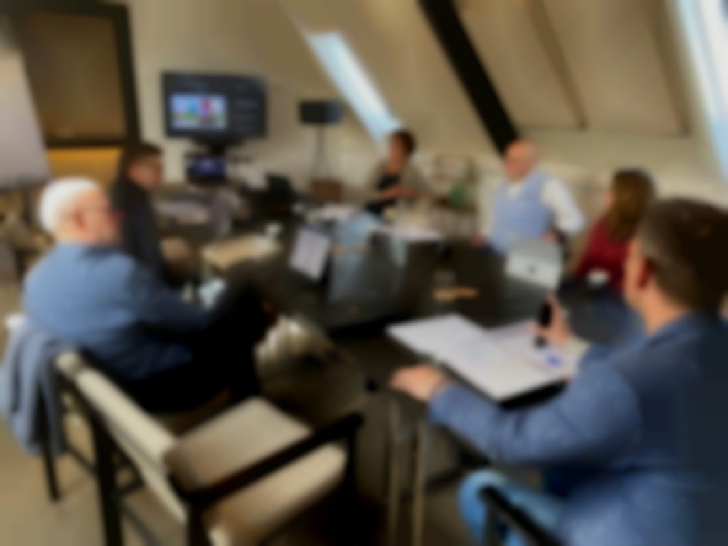 André Corstjens, Paul Brouwer, Lucia Kroon (Savantis, vanaf 2001 als onderwijskundige al betrokken), Maurice van Doorn, Maud van Koeveringe (SBB) en Niels Zuijdwijk bespreken het nieuwe Beroepscompetentieprofiel van de opleiding Signmaker, dat als basis diende voor het Kwalificatiedossier waarmee dit schooljaar is gestart. Op de foto ontbreken Frank van Doorn en Douwe de Haan, die ook in deze werkgroep zaten. Foto: Lucien van der Eijk.